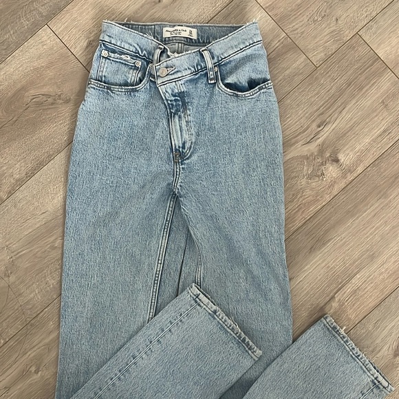 Abercrombie ‘90s Straight Ultra High Rise Jeans - Picture 2 of 4